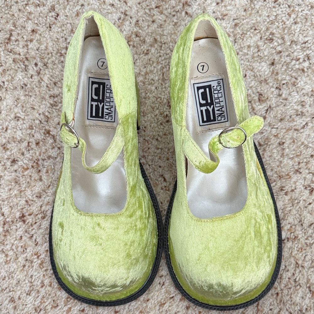 Vintage City Snappers Green Velvet Mary Jane Platforms Size 7